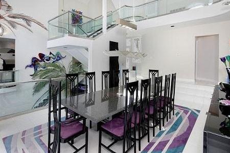 劉易斯先生是一名職業(yè)運動經(jīng)紀(jì)人,常在家款待客戶.